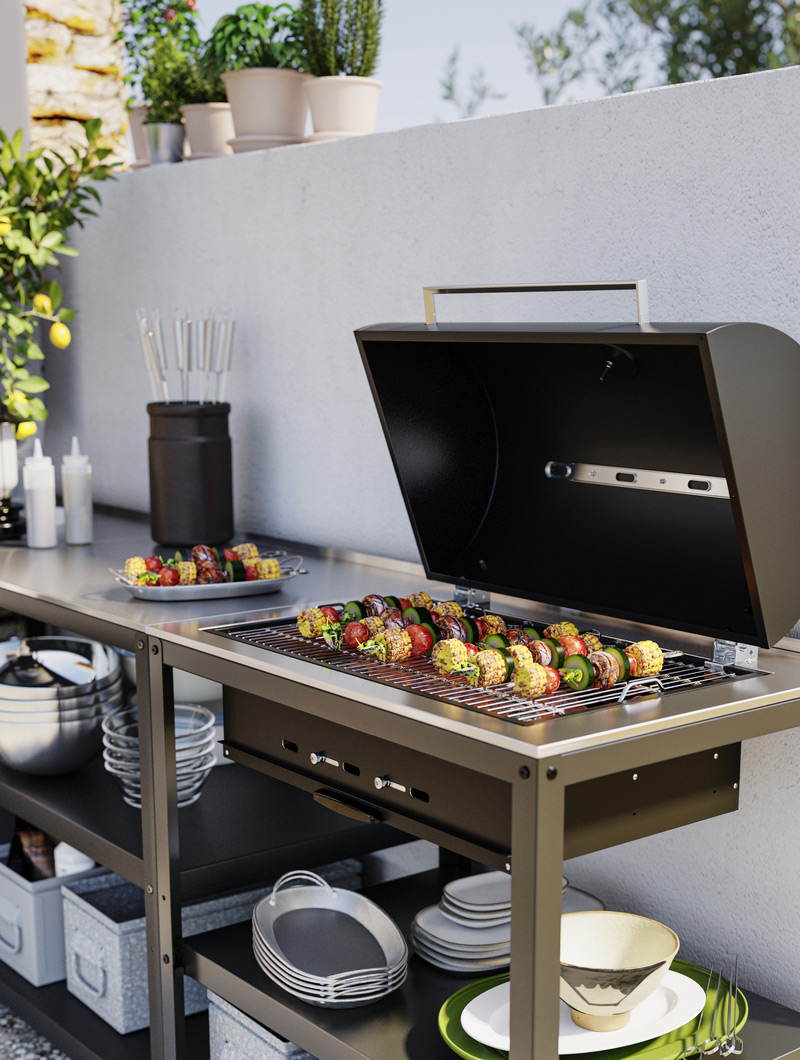 Grill with vegetable and meat skewers on an outdoor terrace. A sunny ambiance ideal for barbecues.