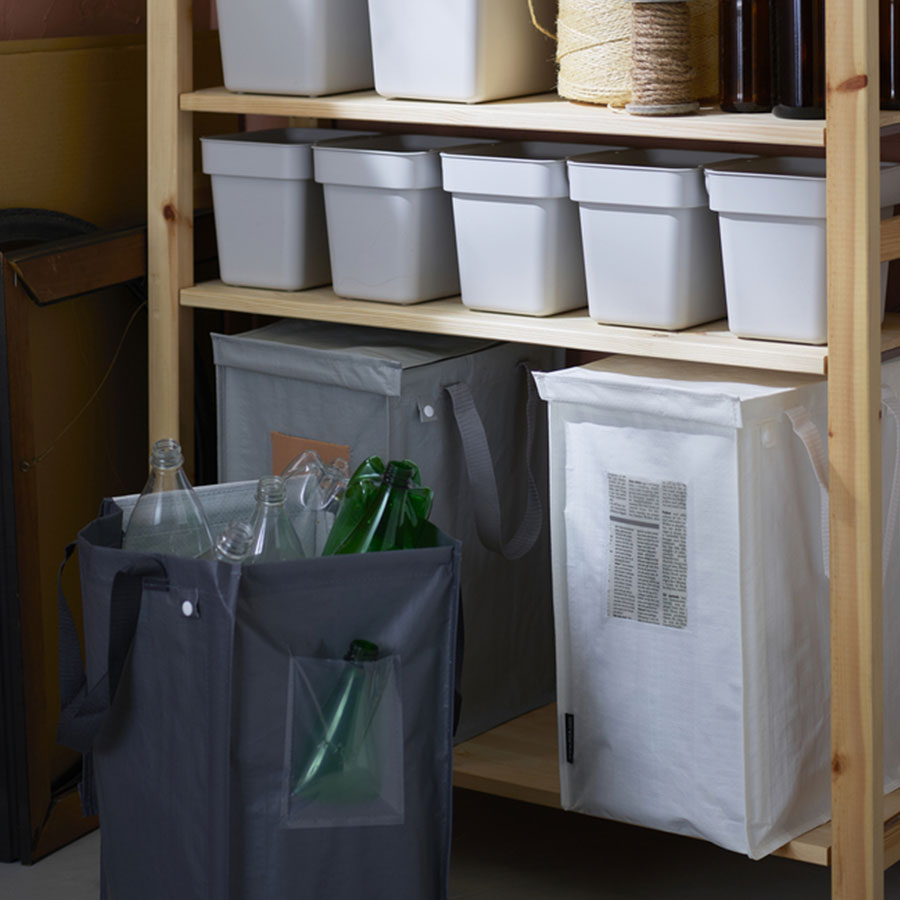 Bolsa de reciclaje DIMPA dentro de una estantería IVAR