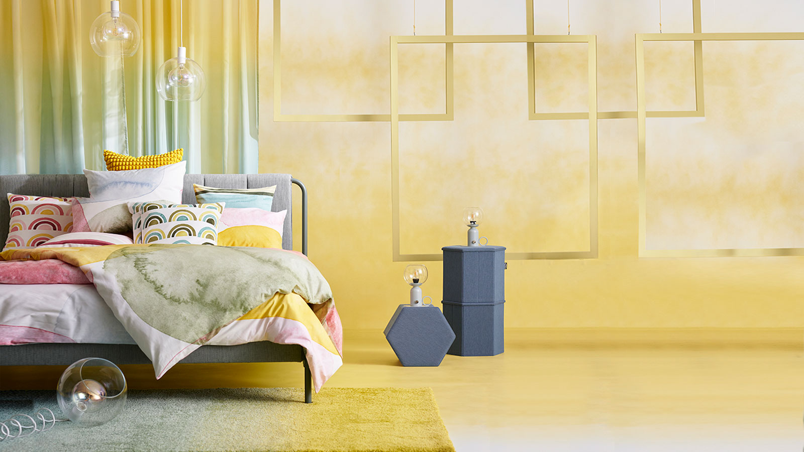 Colorido y artístico dormitorio moderno, una cama llena de cojines y edredones de diferentes colores.