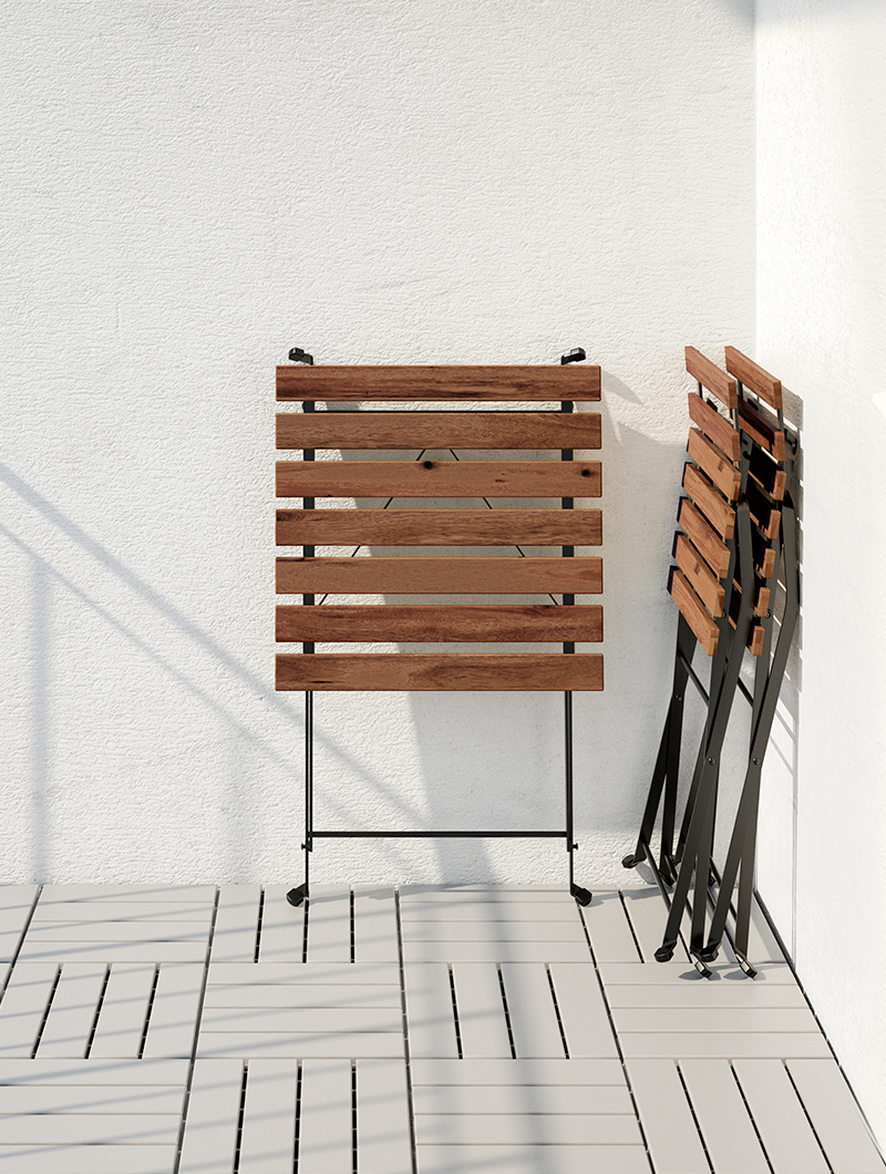Mesa plegable arrimada en la pared