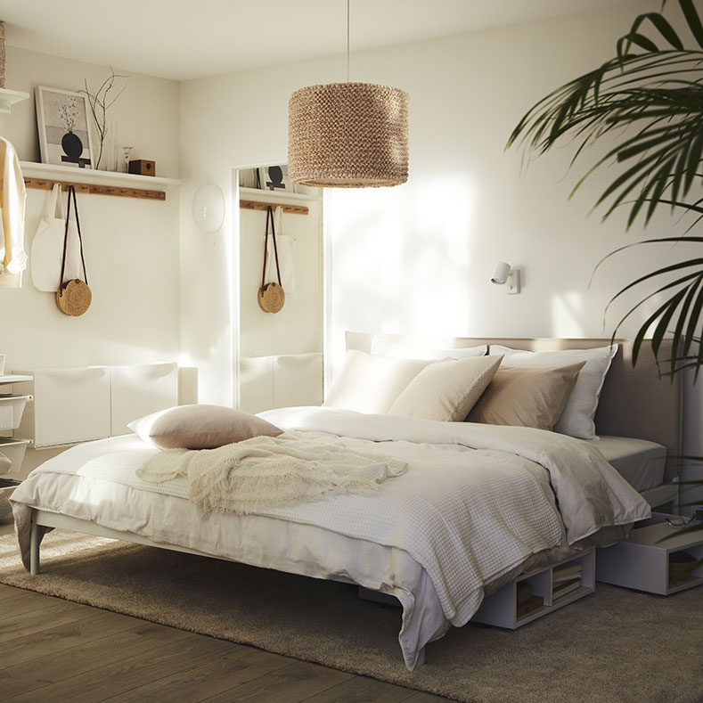dormitorio de verano con textiles más frescos, colores claros y tonos pastel