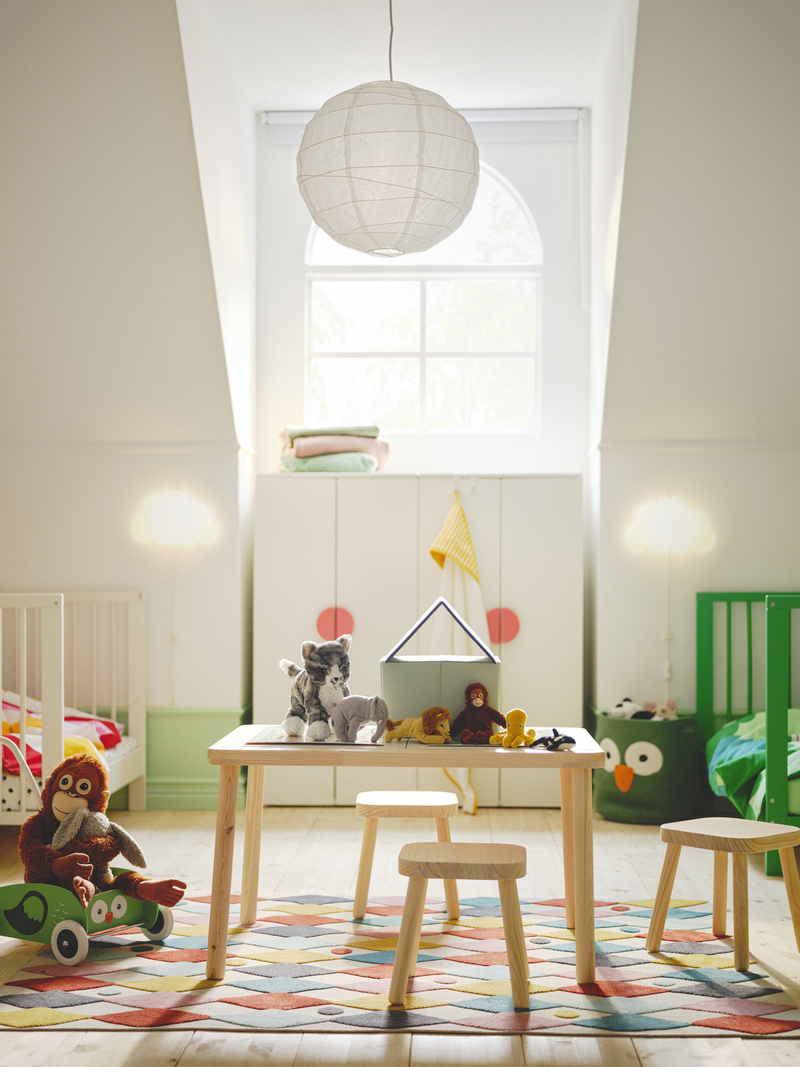  a room packed with pedagogical details and Scandinavian vibes