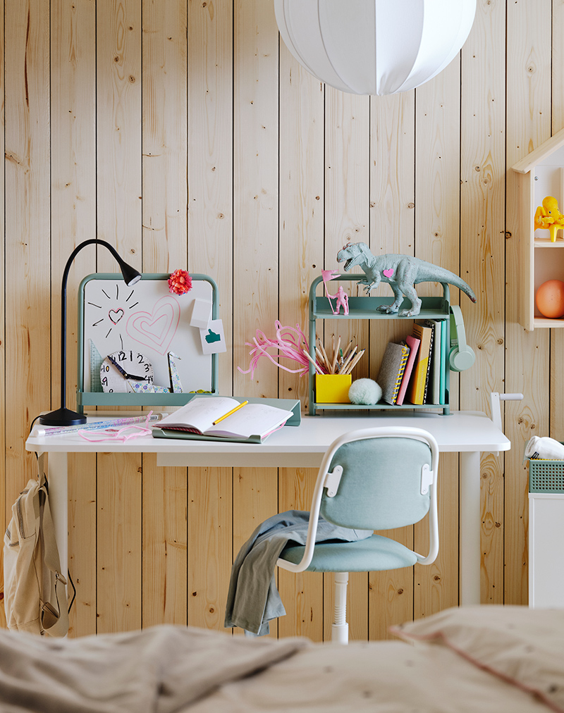Escritorio y tabla de escritura RELATERA en un cuarto infantil