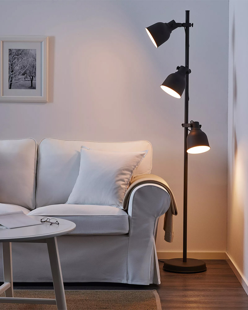 Sofá EKTORP de 2 asientos junto a una lámpara de piso HEKTAR con una mesa de centro KRAGSTA en una sala.
