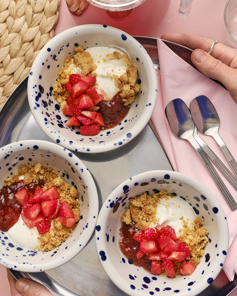 bol de yogur con nuestras galletas de avena KAFFEREP con las mermeladas ecológicas SYLT