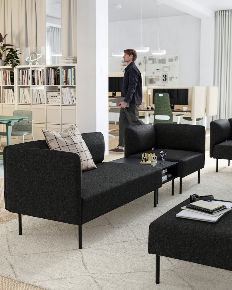 Moderna sala de espera de oficina con sofás y sillones negros de estilo moderno y elegante