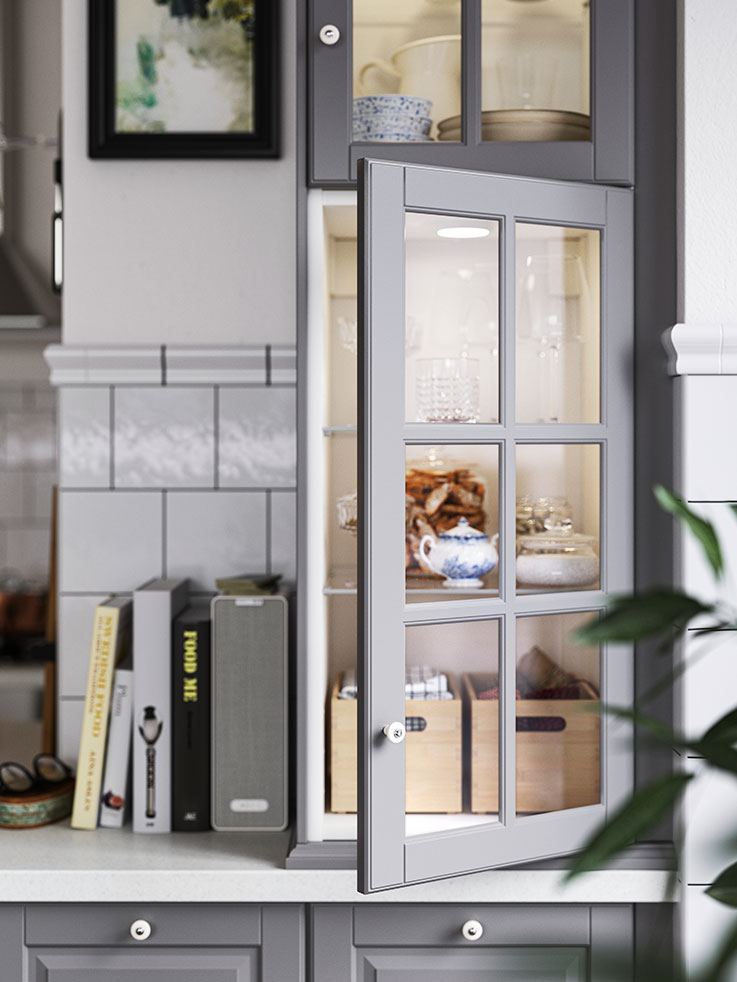 METOD kitchen cabinet with shelving and glass door, and SYMFONISK speaker