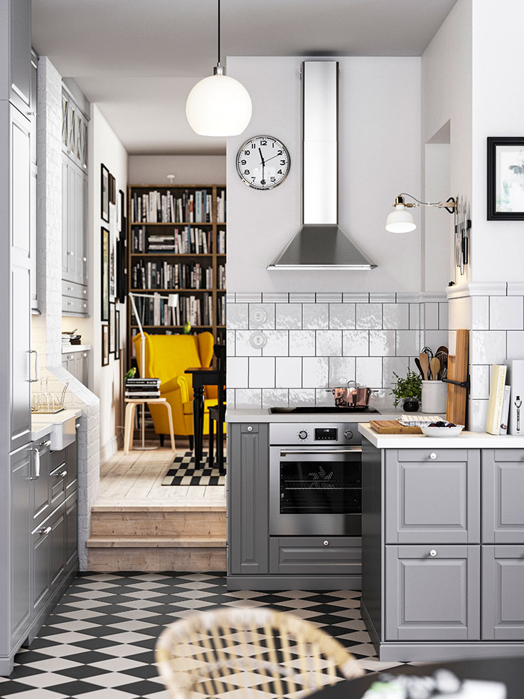 Kitchen with METOD cabinets, METOD cabinets with shelving, FORNEBY air oven, MATTRADITION extractor hood, and JÄRPLIDEN pendant lamp.