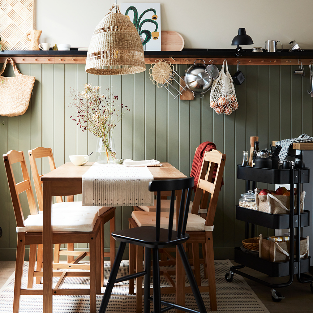 Comedor de estilo vintage, mesa y sillas de estilo roble, un gran ventanal, una lámpara colgante tejida, ambiente acogedor y tranquilo.