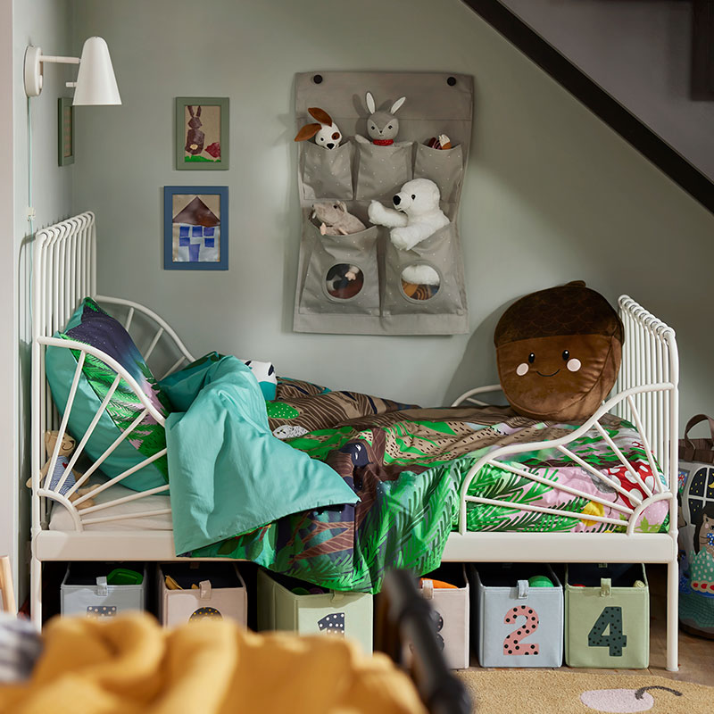  Children's room with a MINNEN extendable bed, SKOGSDUVA duvet, and SKOGSDUVA pocket cushion.
