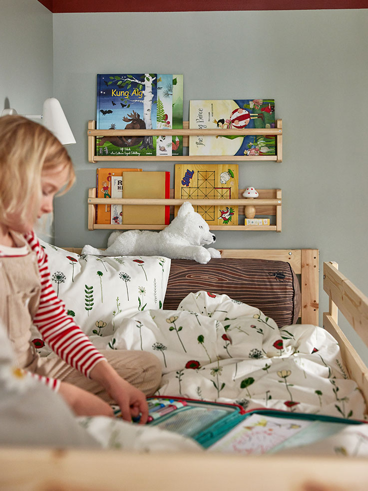 Children's room with a MYDAL bunk bed next to a SKOGSDUVA stool cover.