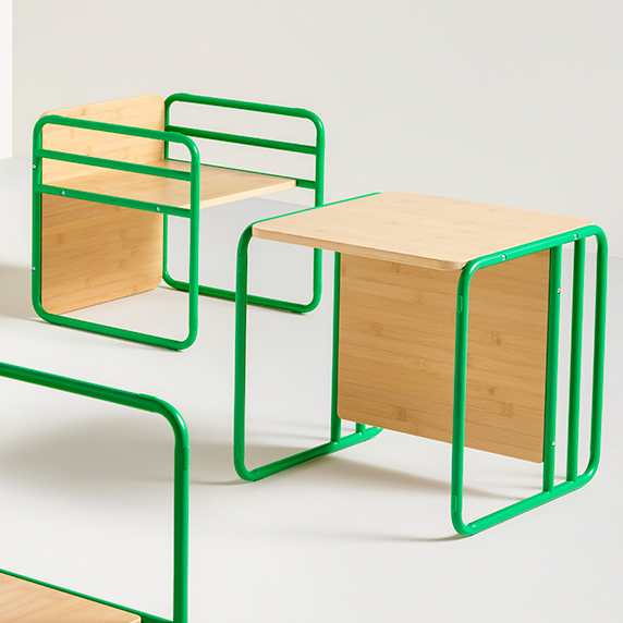 Sillas y mesas de madera clara con estructura verde. Diseño simple y funcional para muebles infantiles.