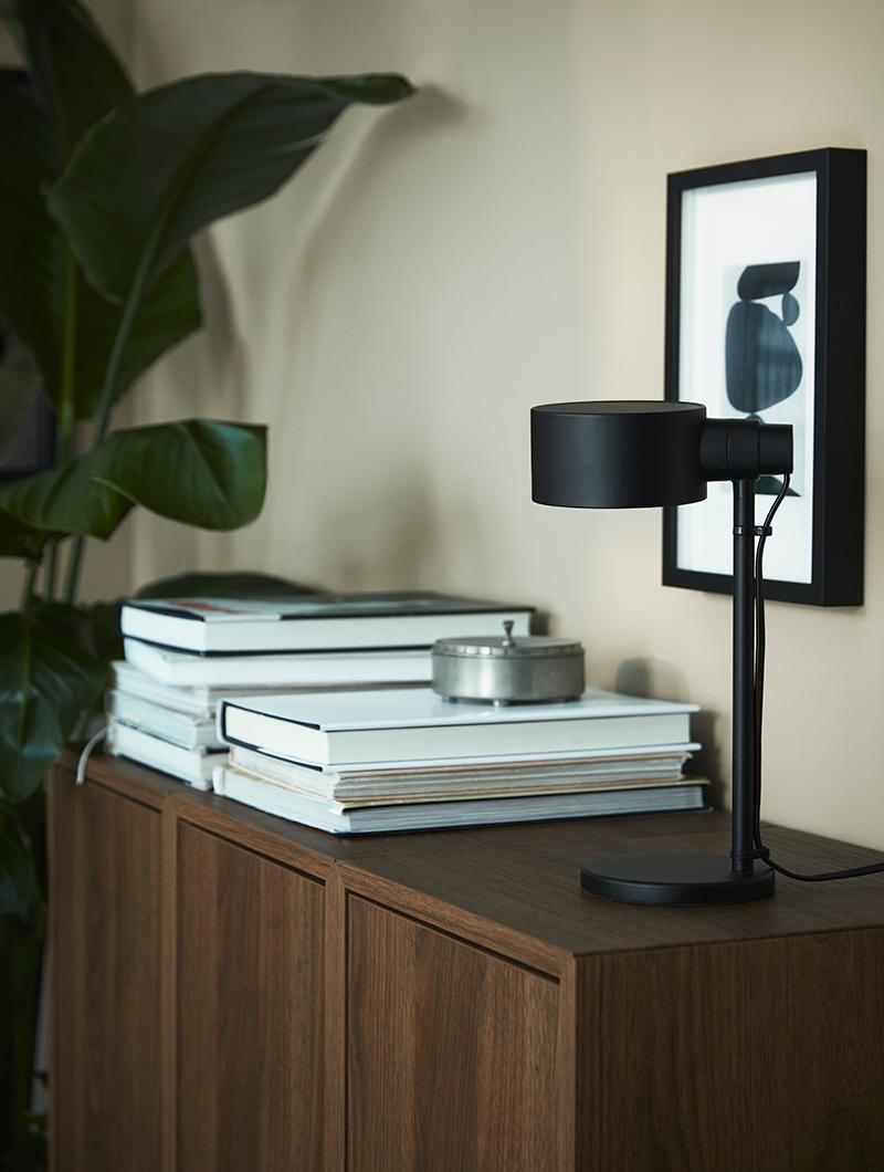  Wall-mounted shelving unit