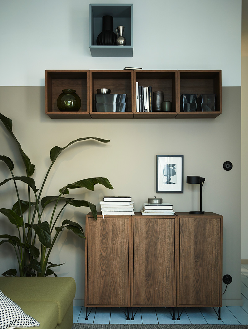   Wall-mounted shelving unit