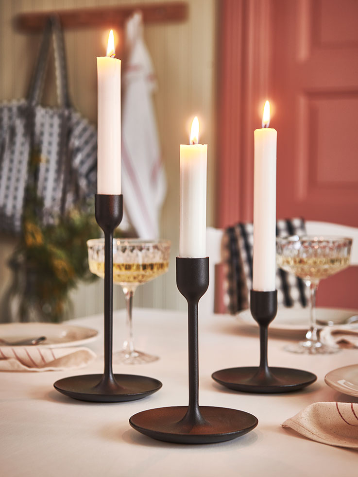 Candelabros negros de estilo vintage moderno, con velas sobre una mesa
