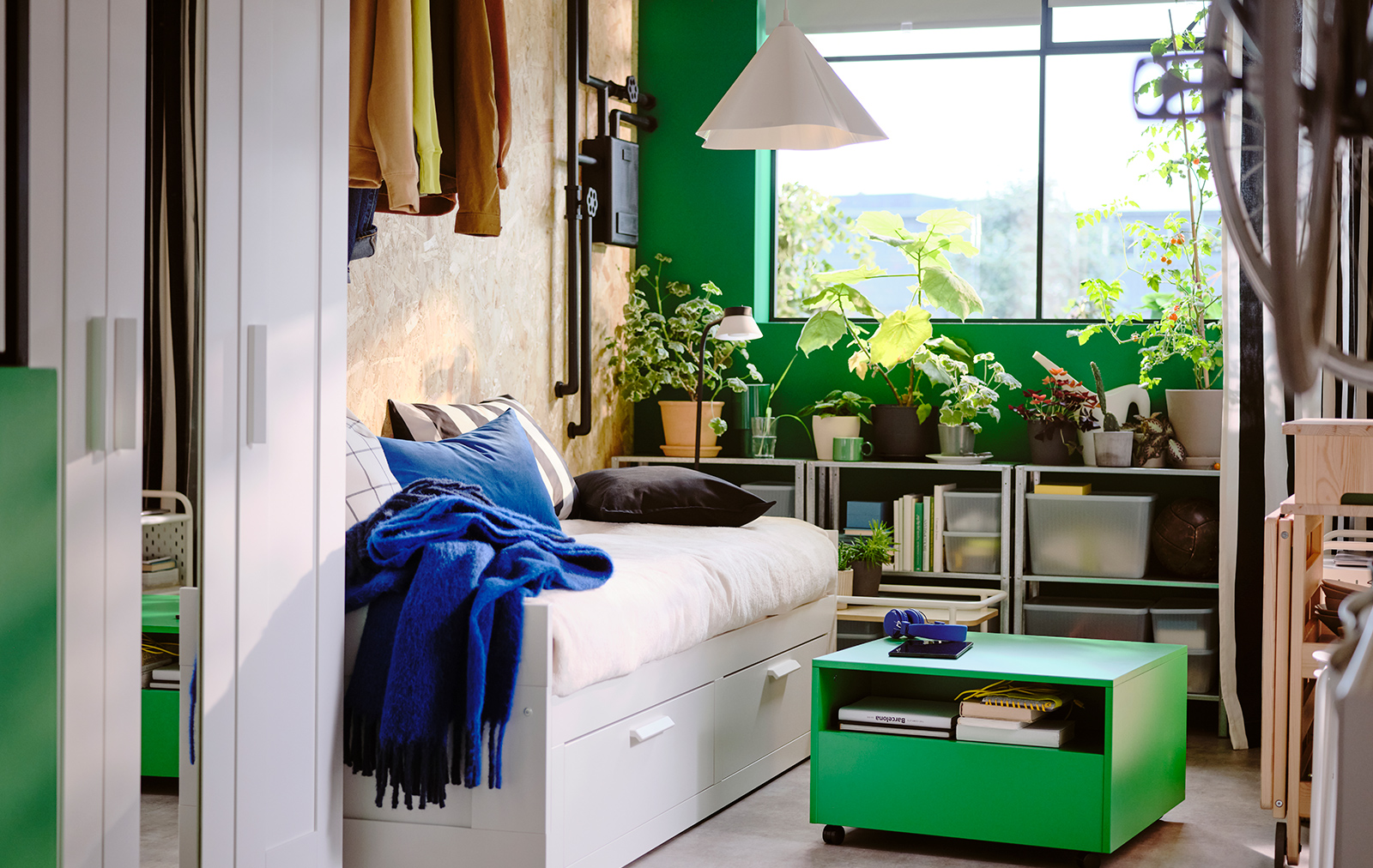 Cama nido BRIMNES junto a una mesa de centro GARNABAS en un dormitorio de estilo escandinavo.