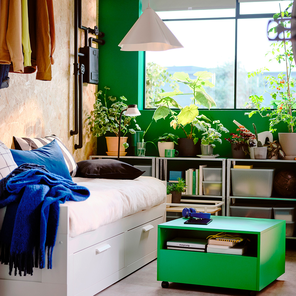 Cama nido BRIMNES junto a una mesa de centro GARNABAS en un dormitorio de estilo escandinavo.