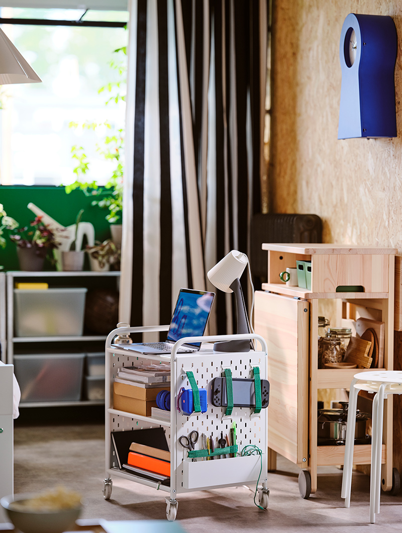 Estantería BRANNBOLL con ruedas en una habitación de estilo escandinavo.