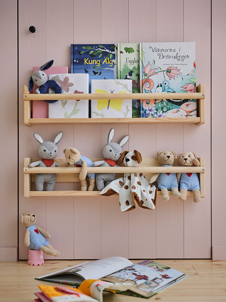 Dos estanterías colgantes estilo pino, ambas llenas de peluches y libros de cuentos infantiles.