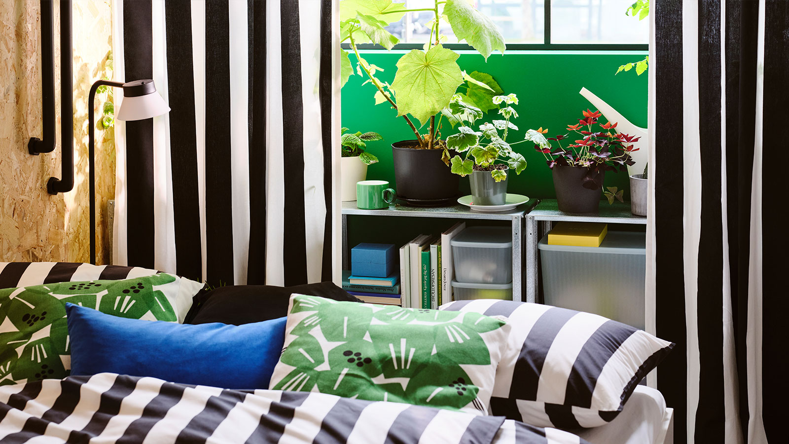  A SLÅNHÖSTMAL duvet set along with an UNDERBLOMMA cushion in a bedroom.