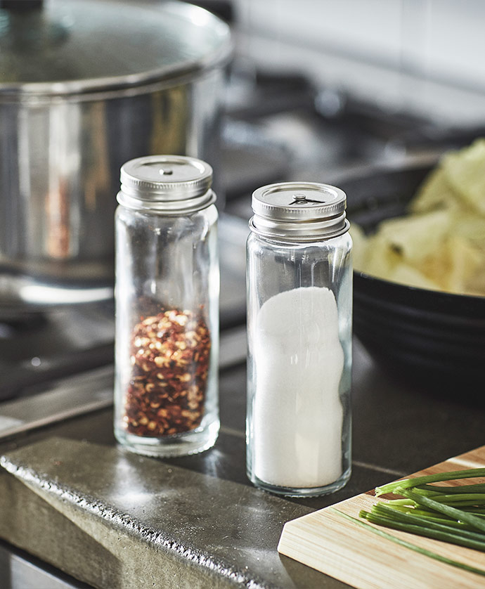 Salero y pimentero sobre mesón de cocina
