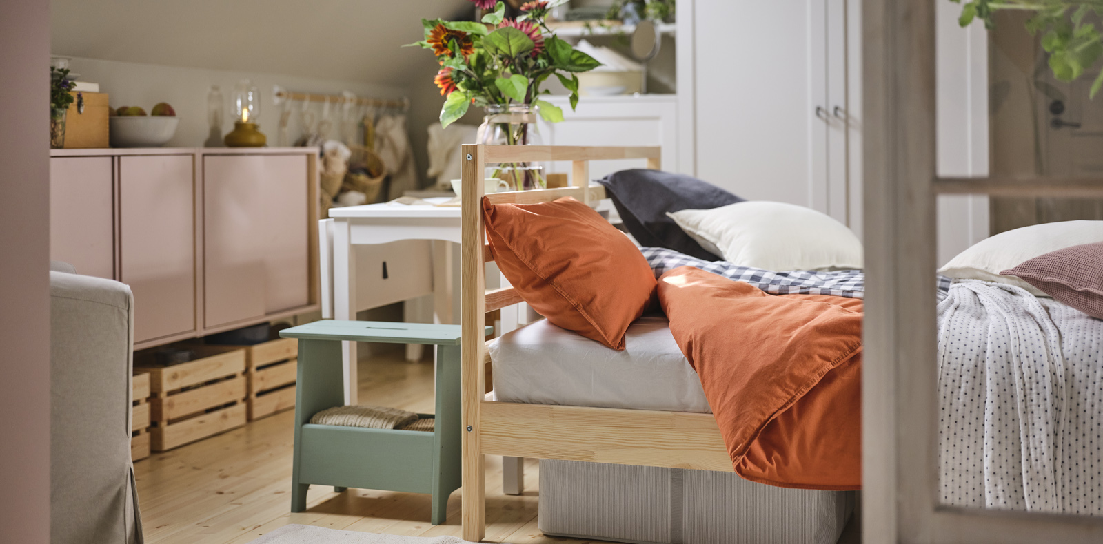 A relaxing bedroom with Scandinavian country style