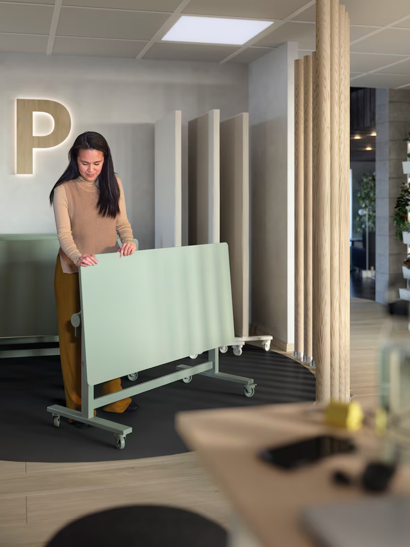 Foldable table with castors