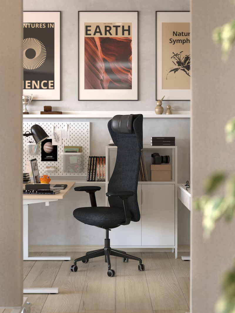 Office chair with armrests