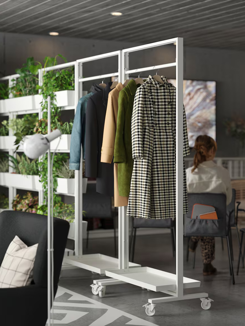 Frame with castors