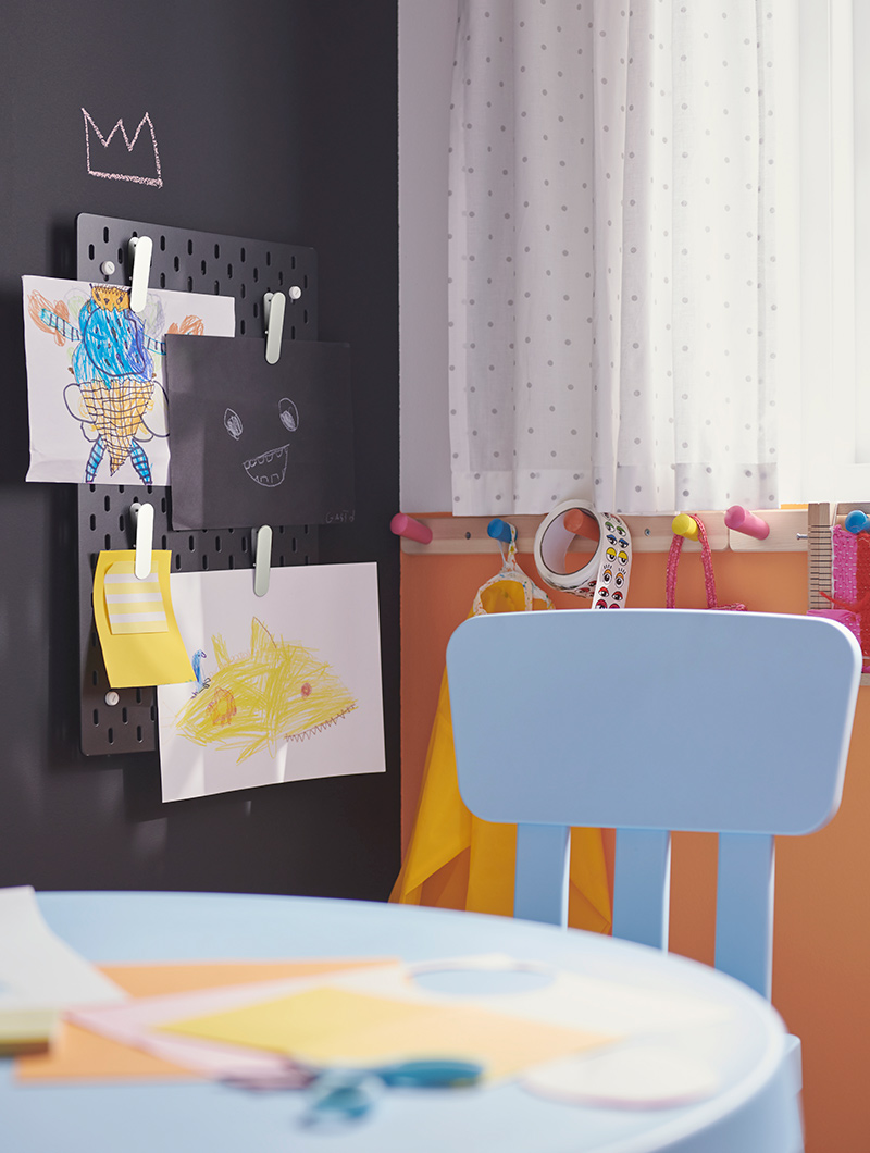  A MAMMUT chair with FLISAT a knob rack in the background.