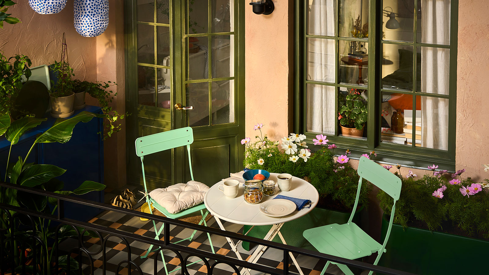 Outdoor dinning with accesories