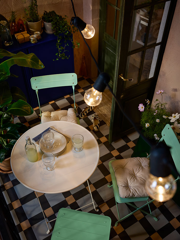 Outdoor dinning with accesories
