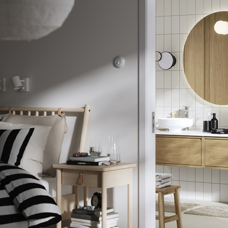 An open bathroom with a FAXÄLVEN mirror with lighting and  ÄNGSJÖN sink cabinet placed in it