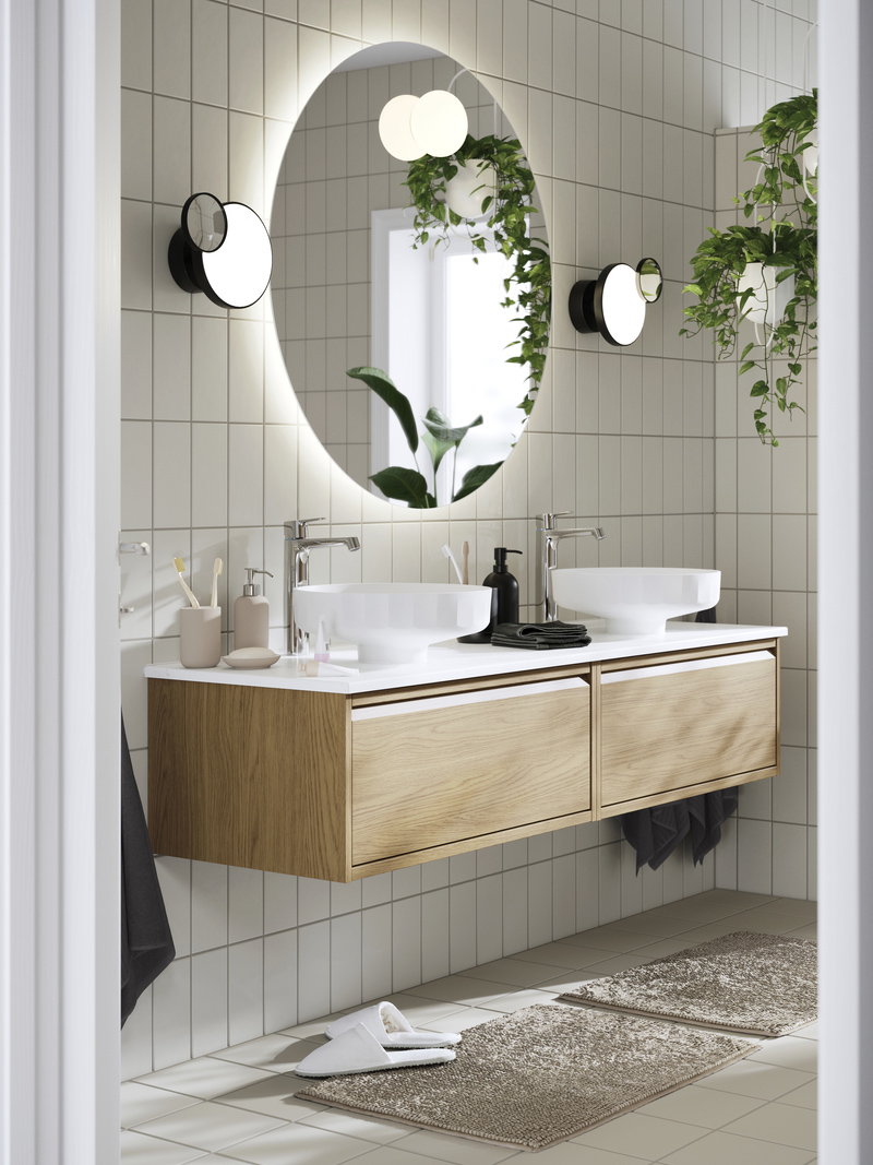 A FAXÄLVEN Mirror and ÄNGSJÖN sink cabinet with drawer/BROGRUND bath faucet in a bathroom