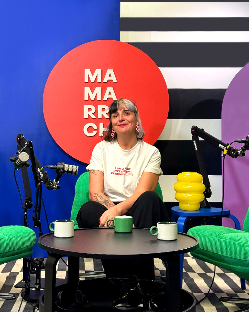 Virginia Moll en el set del podcast Mamarracha amueblado por IKEA