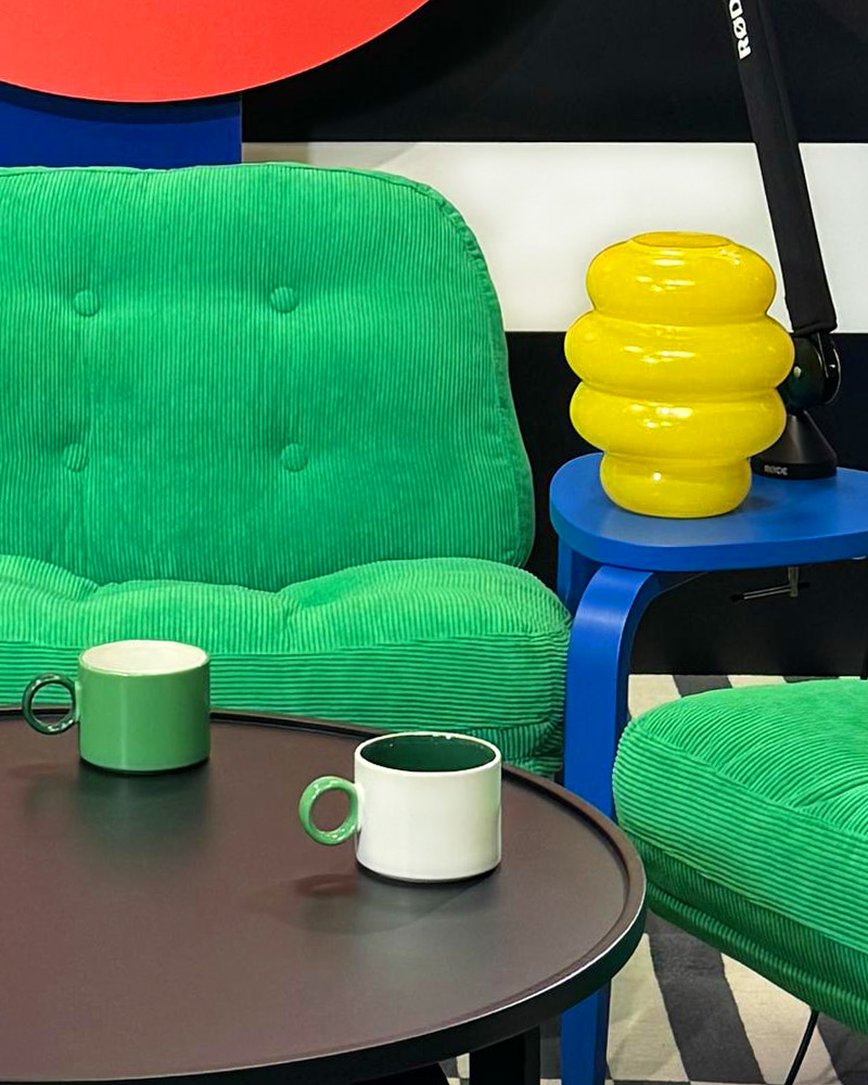 Tazas, sillones y floreros de IKEA en el set del podcast Mamarracha