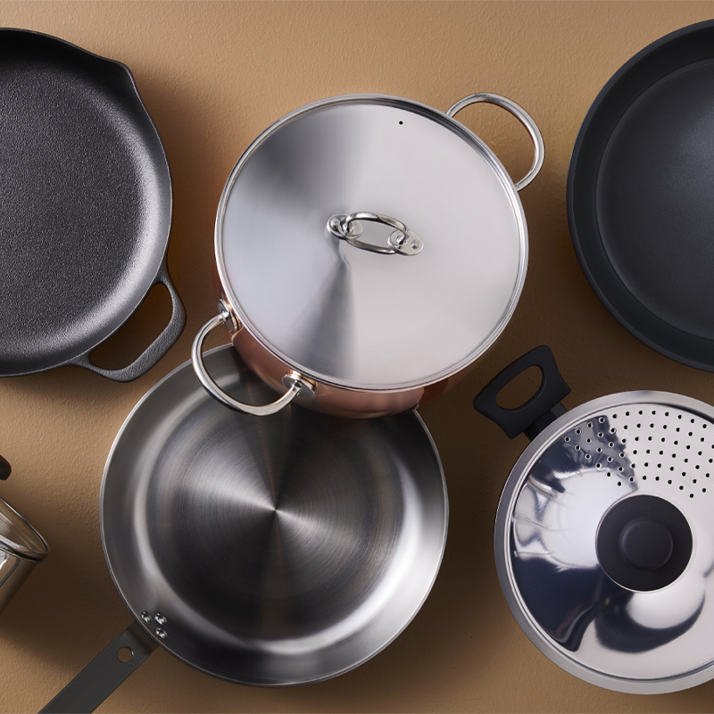 Grounp of Pots with lids