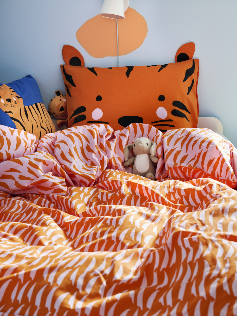 Bed with a cushion in the shape of a tiger's head, decorating the rest space in a fun and original way.