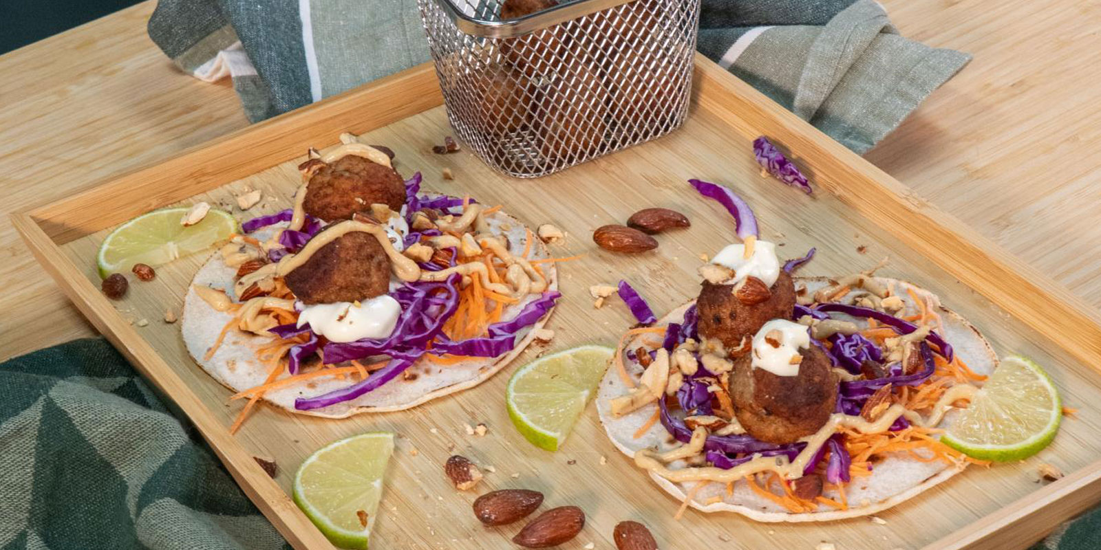 tacos de albóndigas con aderezos crujientes y lima.