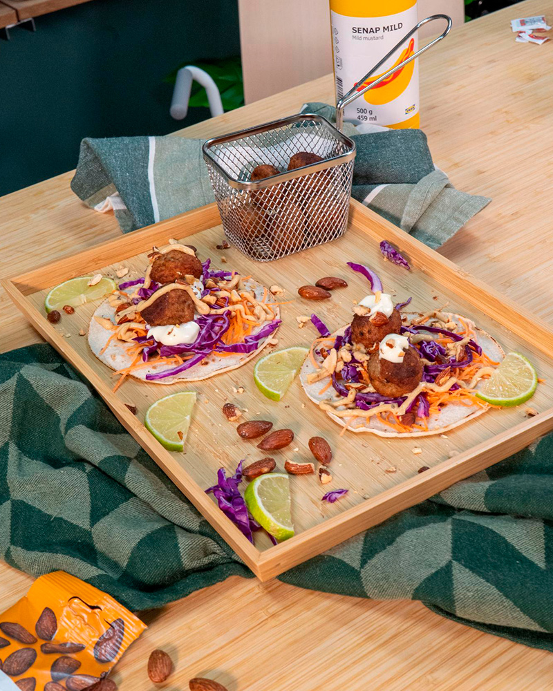 Albóndigas vegetales de IKEA sobre un sartén y una tabla de madera.