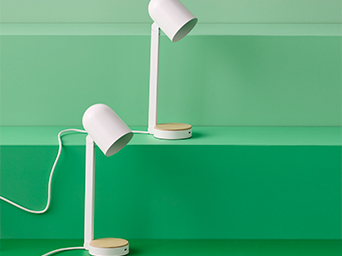 Lámparas de mesa IKEA blancas con bases de madera. Iluminación funcional y estilo moderno para cualquier superficie.