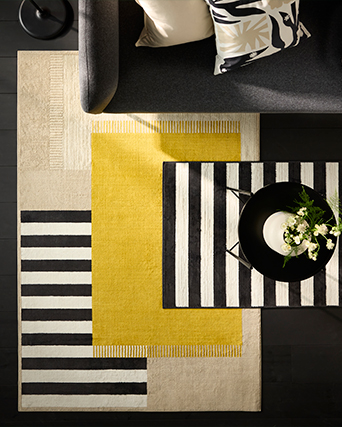 Sala de estar moderna IKEA con sofá, mesa de centro y alfombra de diseño. Ideas de decoración y estilo para tu salón.