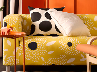 sofá amarillo estampado