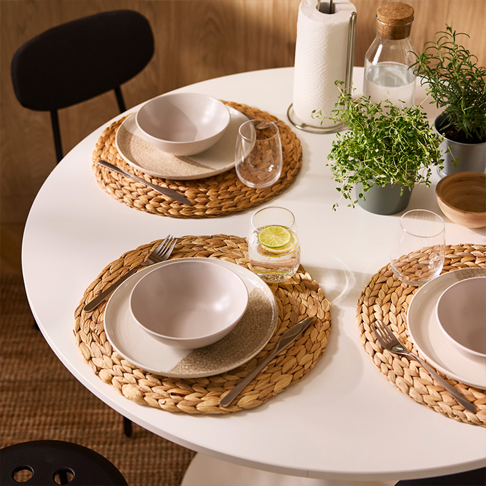 mesa puesta con vajilla