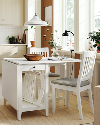 mesa plegable  blanca de comedor con sillas plegables
