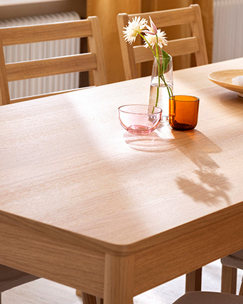 mesa rectangular con sillas