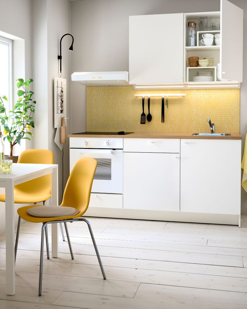 Cocina KNOXHULT luminosa con grifo LAGAN, bol BLANDA MATT y vasos GODMIDDAG/IKEA 365+ sobre muebles blancos.