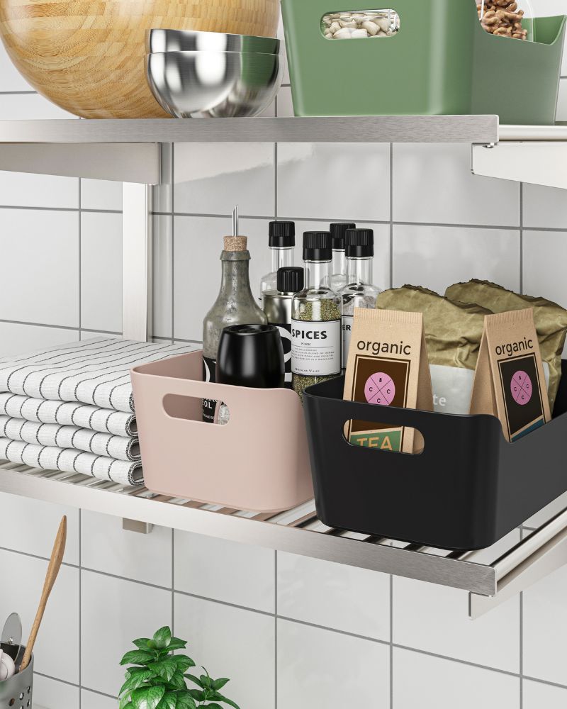 Configuración de almacenamiento de cocina con cajas UPPDATERA, un riel KUNGSFORS con estantes y cuencos BLANDA MATT y BLANDA BLANK.