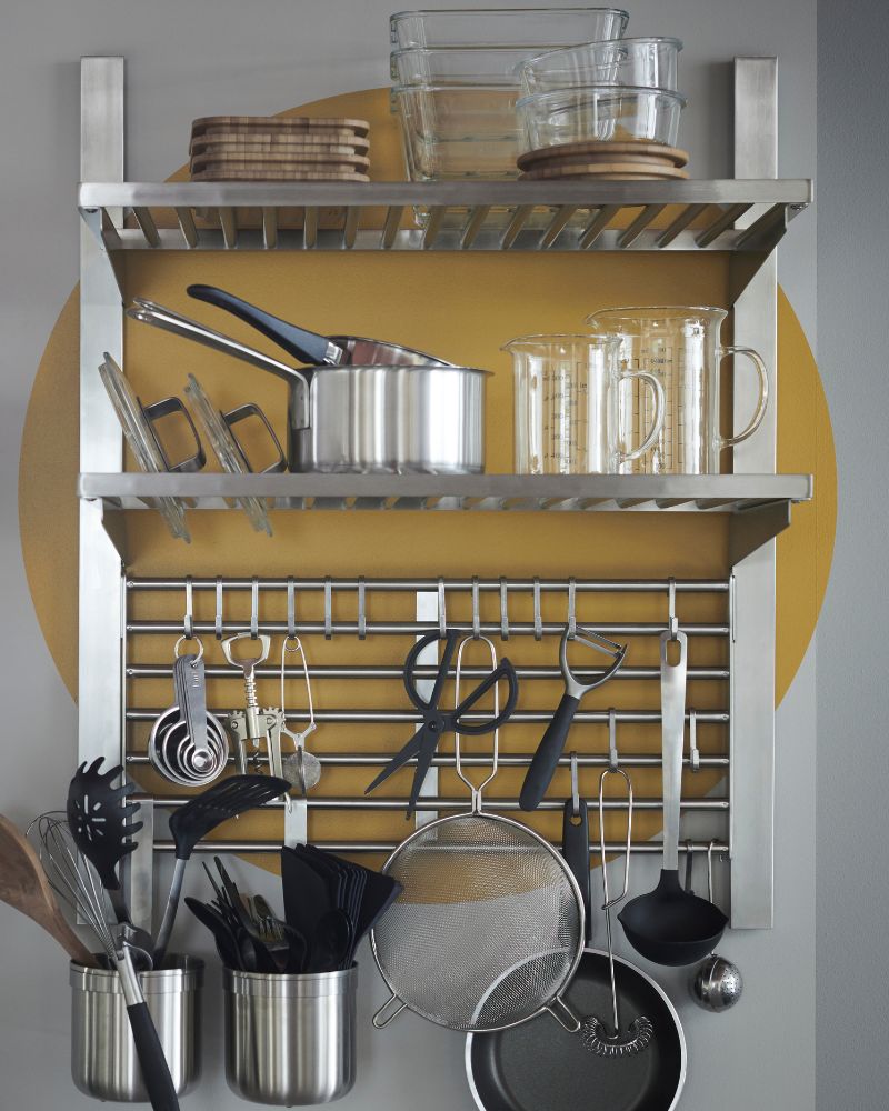 Riel KUNGSFORS con repisa y panel de rejilla para organizar la cocina, con contenedores IKEA 365+, cubertería TILLAGD y cacerolas MIDDAGSMAT.