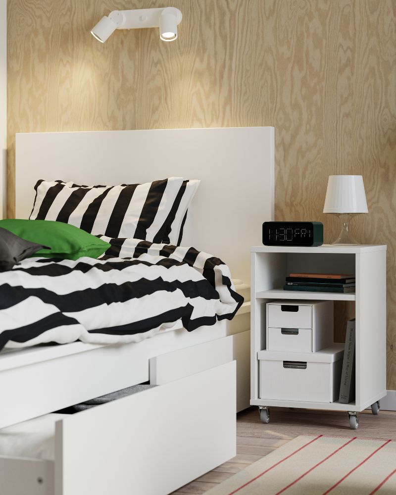 Cama MALM con SLÅNHÖSTMAL, lámpara NYMÅNE, mesa VIHALS y alfombra RIDSTIG para un dormitorio práctico y bien organizado.